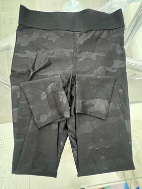 Heroine Camo Leggings -Size Small